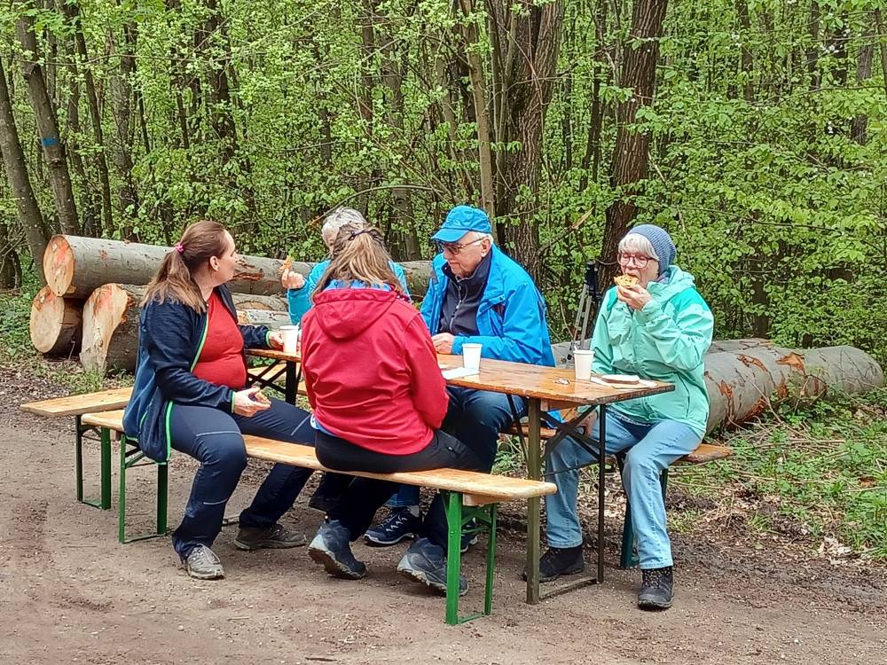 Wandergruppe bei Tisch