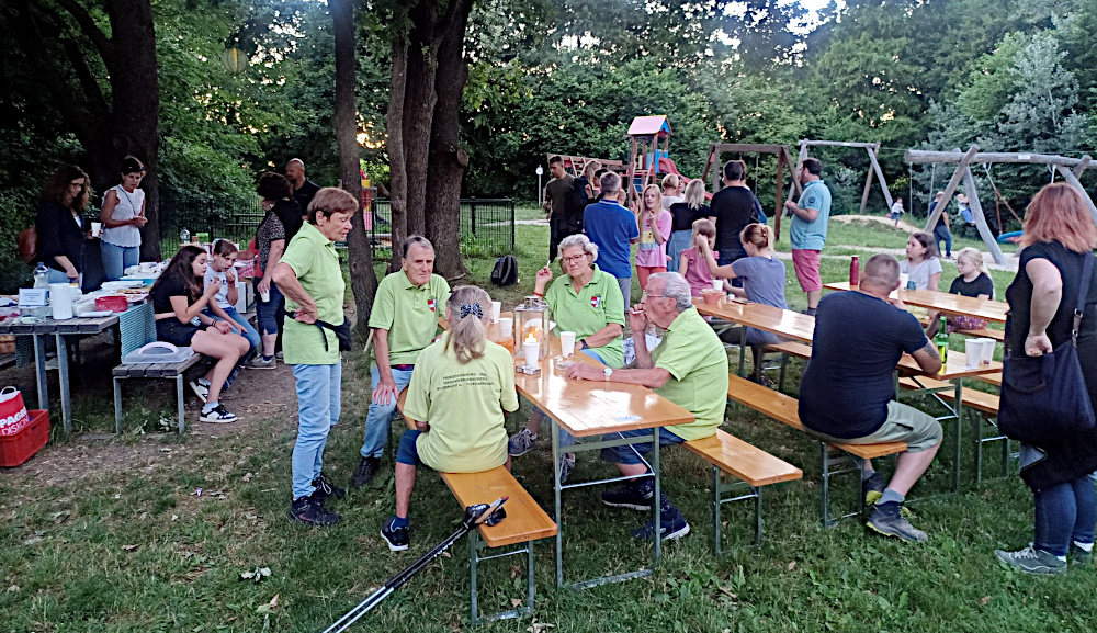 Gemütliche Rast beim Buffet