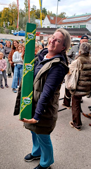 Glückliche Gewinnerin der Wiesbauer-Riesenwurst