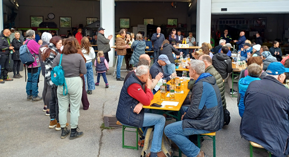 Gemütliches Zusammensein im Ziel bei der FF Mauerbach