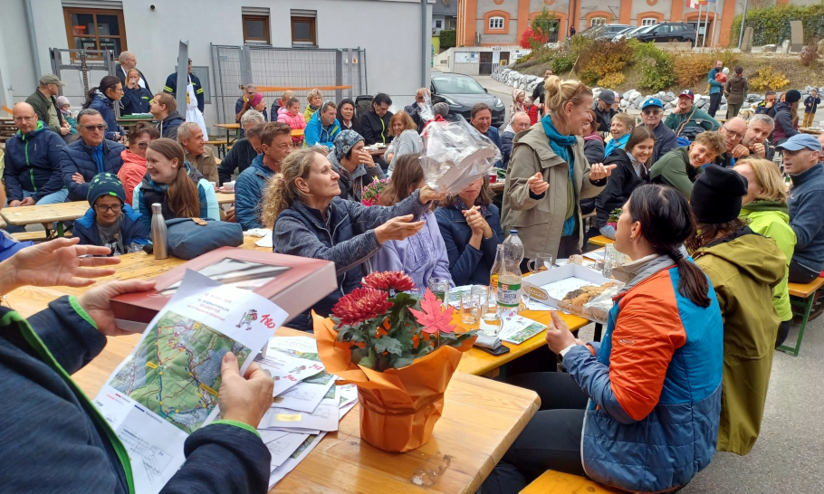 Gemütliches Zusammensein im Ziel bei der FF Mauerbach